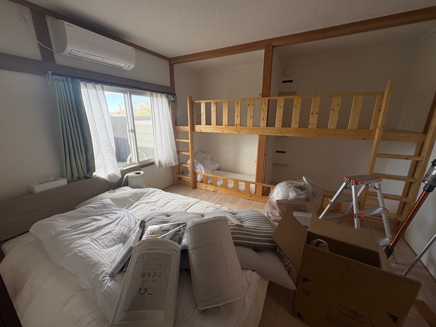 補正前:撮っただけの散らかった室内